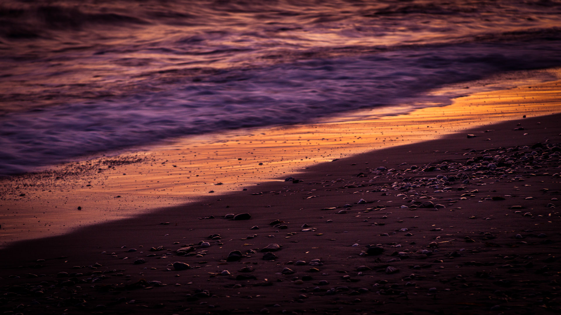 Ecume de vague sur la plage du Rayol-Canadel au couché du soleil